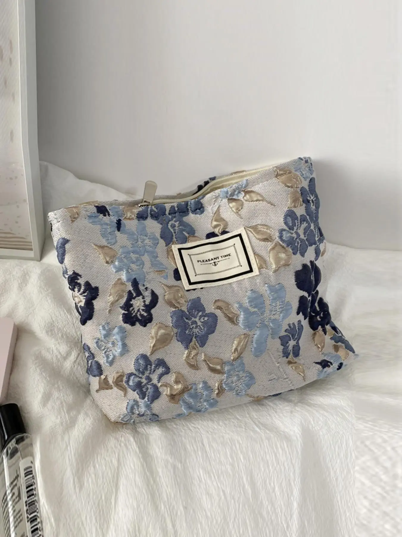 1 Piece Floral Embossed Patched Design Makeup Bag, Portable Lightweight Cosmetic Storage Bag, Fashion Travel Bag For Women For Daily Used & Travel