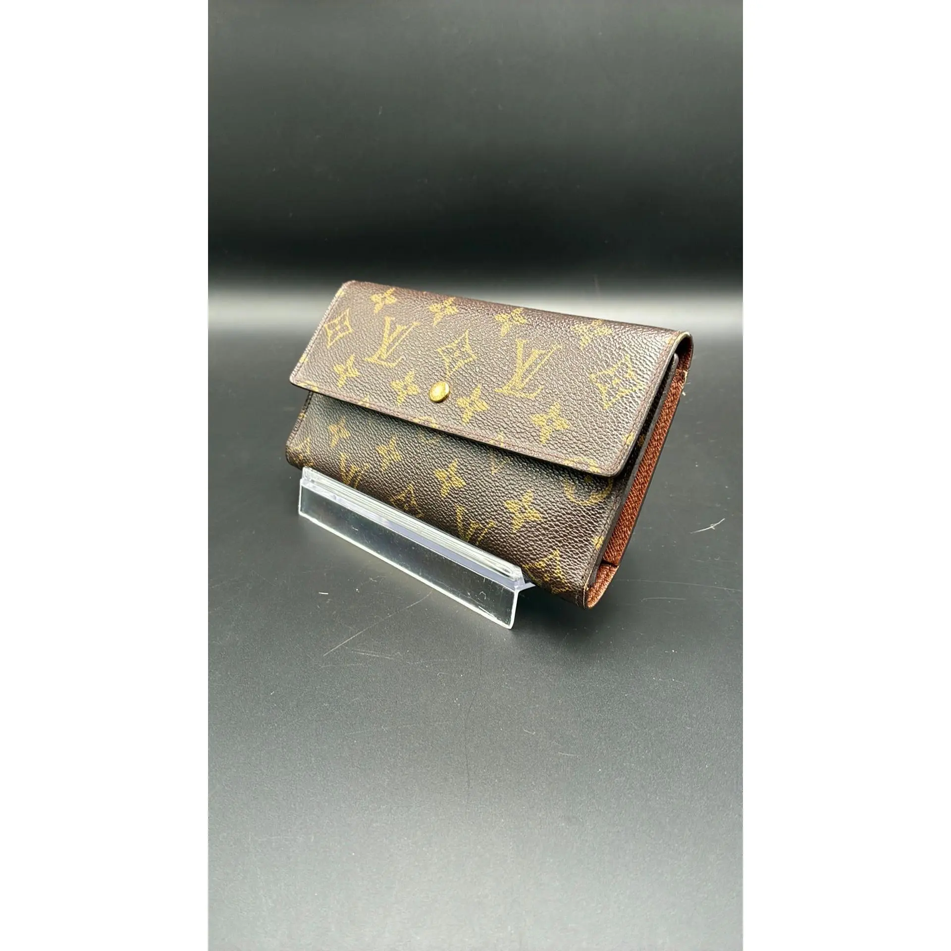 Pre-owned Louis Vuitton Leather Luxury Bags & Accessories Monogram Sarah Wallet Date Code: TH0072L. Entrupy ID: Y4J8QH6.