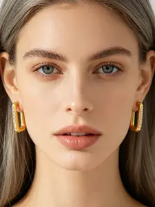 A pair of bright plain square diamond studded open earrings, paired with a single row of broken diamonds to create exquisite details, simple and fashionable, suitable for various scenarios such as daily commuting, workplace light business, and dating.