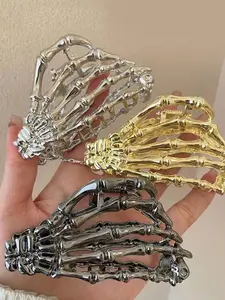 A skull hair clip in the shape of a skull hand. A sturdy metal structure that tightly grips the hair. Avant garde Gothic style, suitable for festivals, daily dressing up, and Halloween. A cool gift for alternative fashion enthusiasts! Clip In Claw