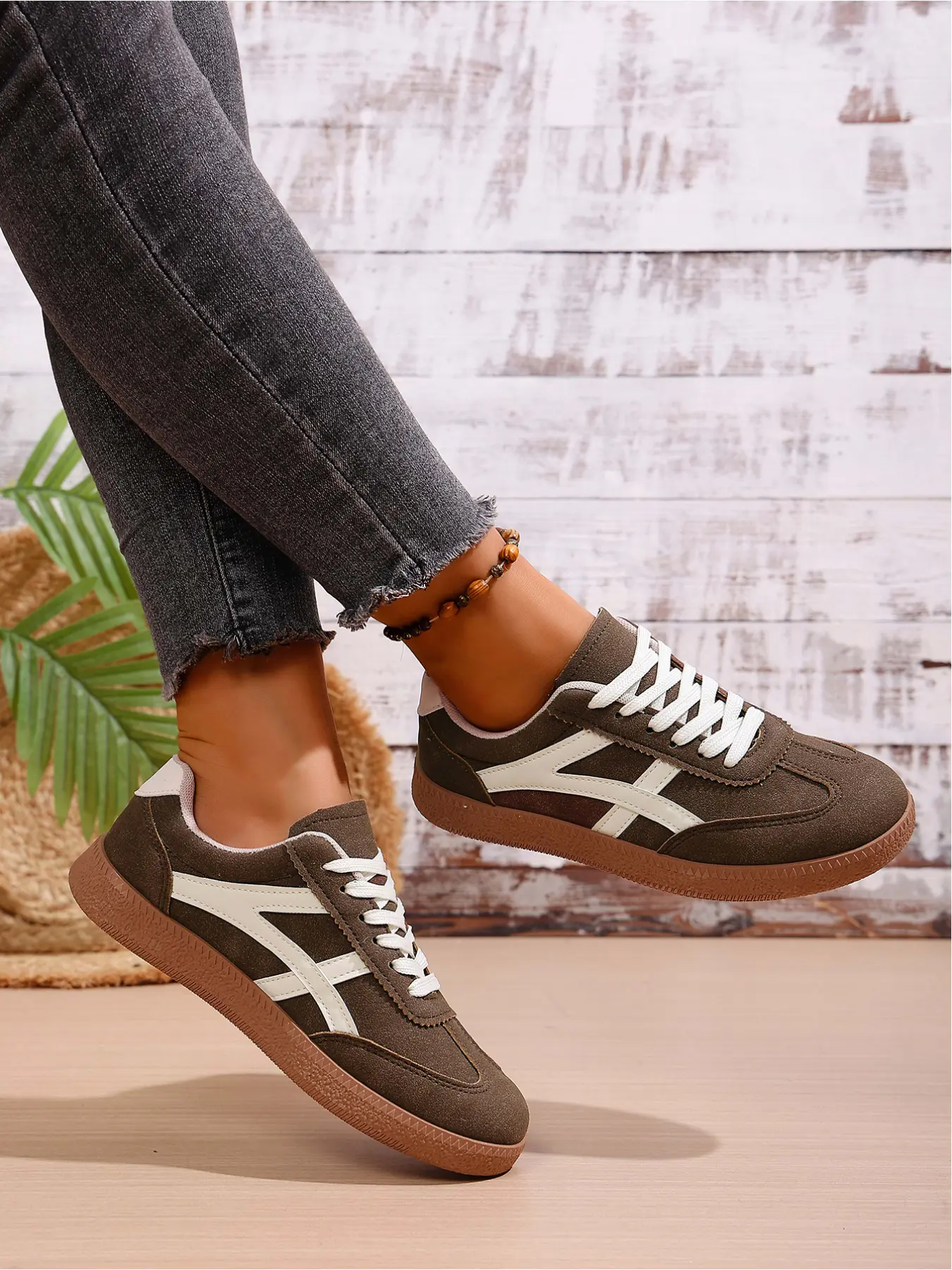 A pair of new large-size women's round-toe lace-up casual shoes, Sneaker, Training sneakers, Casual Athletic Sneaker, Casual Trendy Sneakers, stylish and simple, comfortable and lightweight, suitable for daily wear and sports.