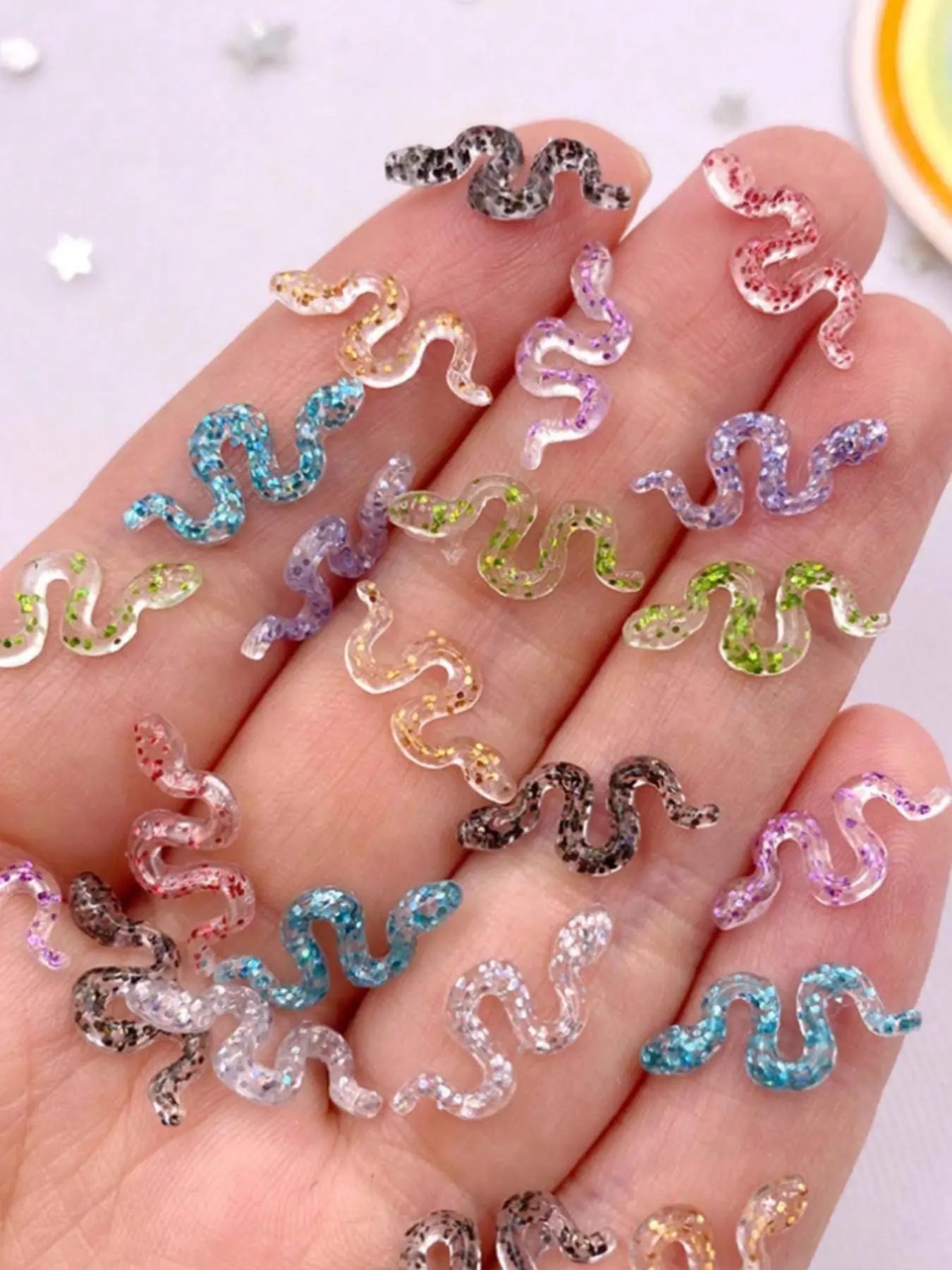 100pcs Mini Lifelike Crystal Snake Model Jewelry, Colorful Resin Animal Statue Collectible Toy, DIY Decoration Material Set, Handmade Nail Art Jewelry, Diy Nails Art, Party And Wedding Scene Decoration Ornaments