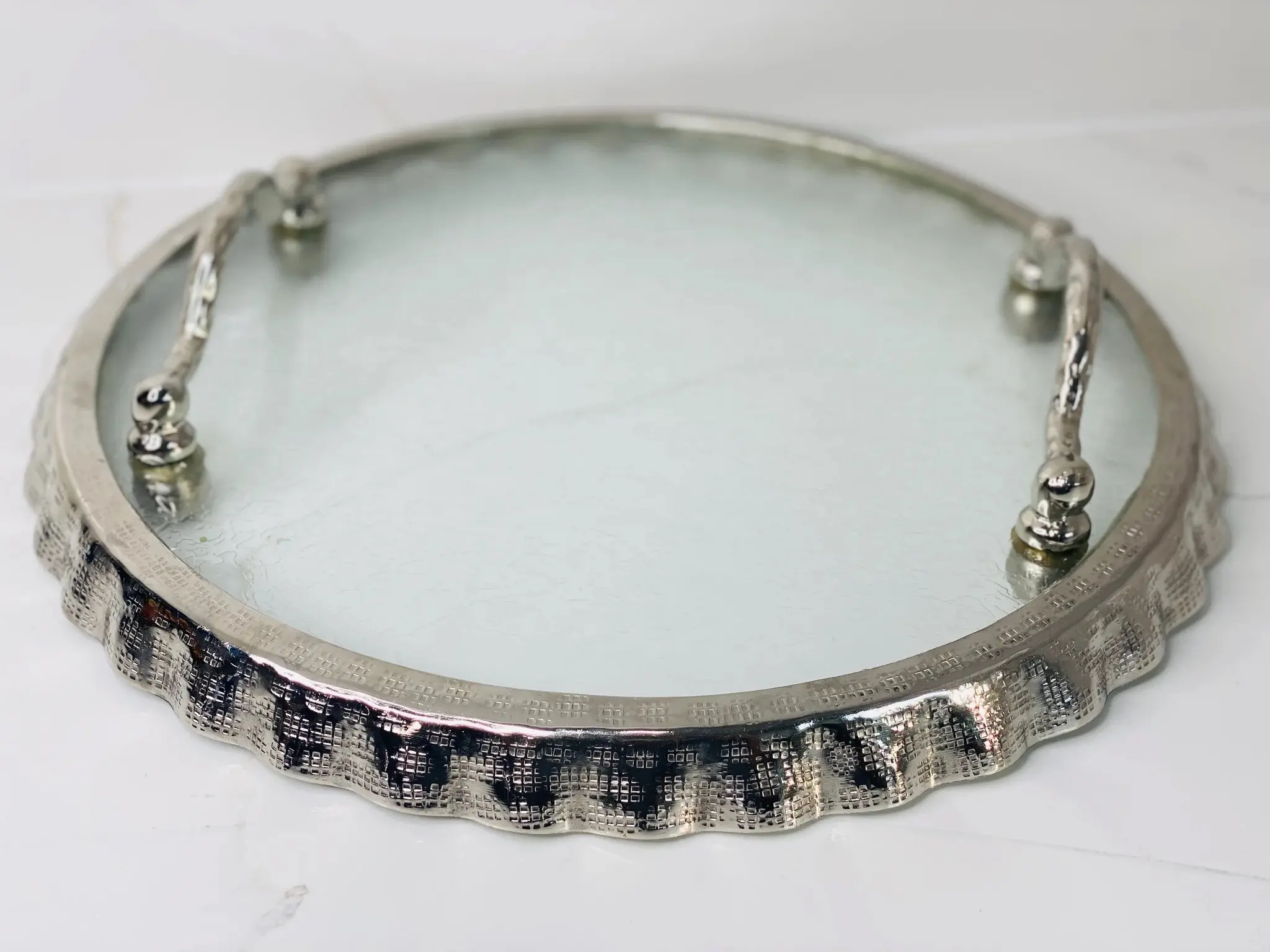 SILVER RUFFLE HAMMERED GLASS ROUND TRAY