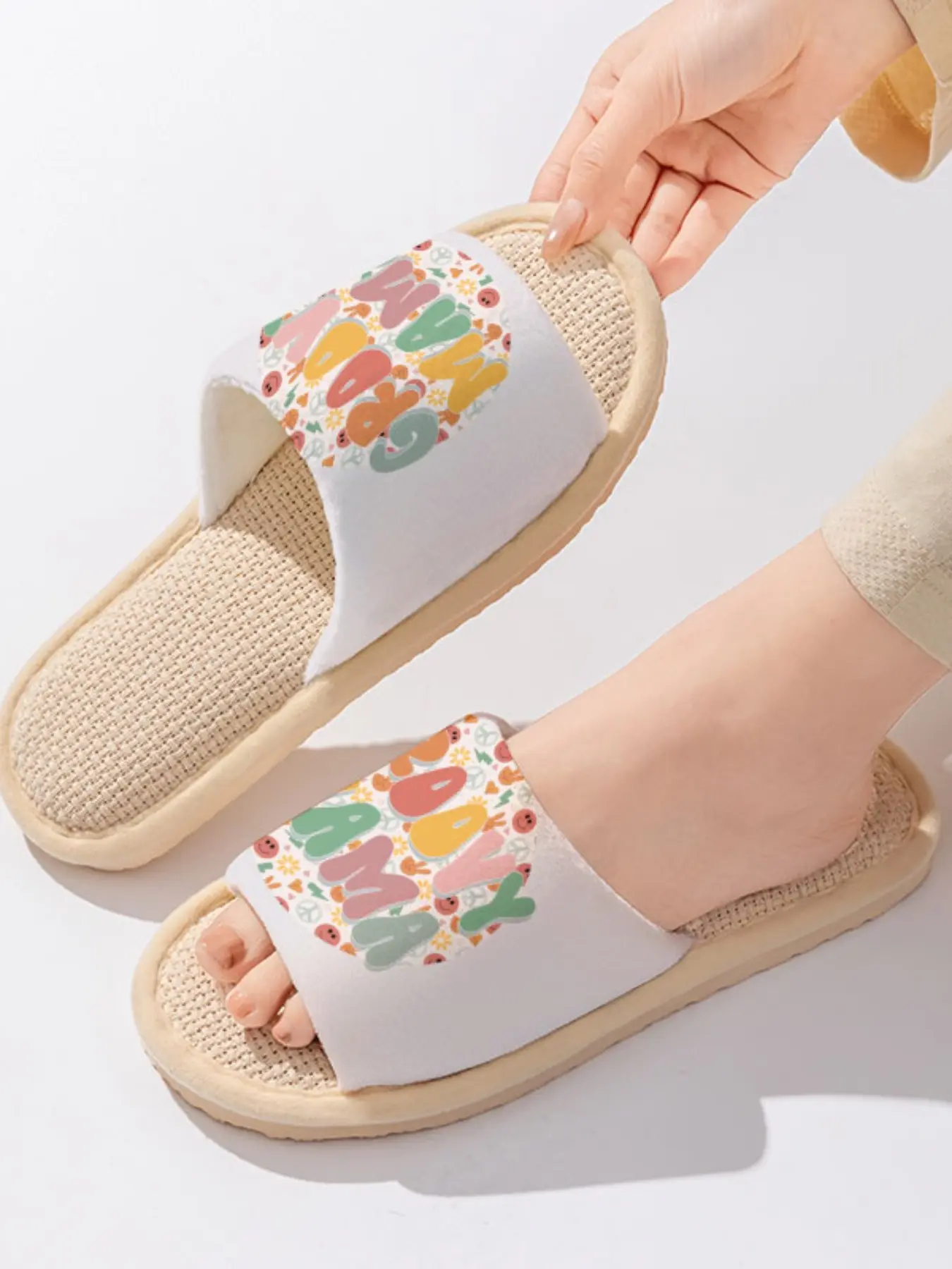 Vintage Colorful "Groovy Mama" Hippie Slogan & Floral Pattern | Sweet & Retro 1 Pair Linen Breathable Non-Slip Sweat-Absorbent Home Slippers For Moms/Hippie Lovers/Gentle Girls (Spring Summer/Lounging/Mother's Day Gifts)