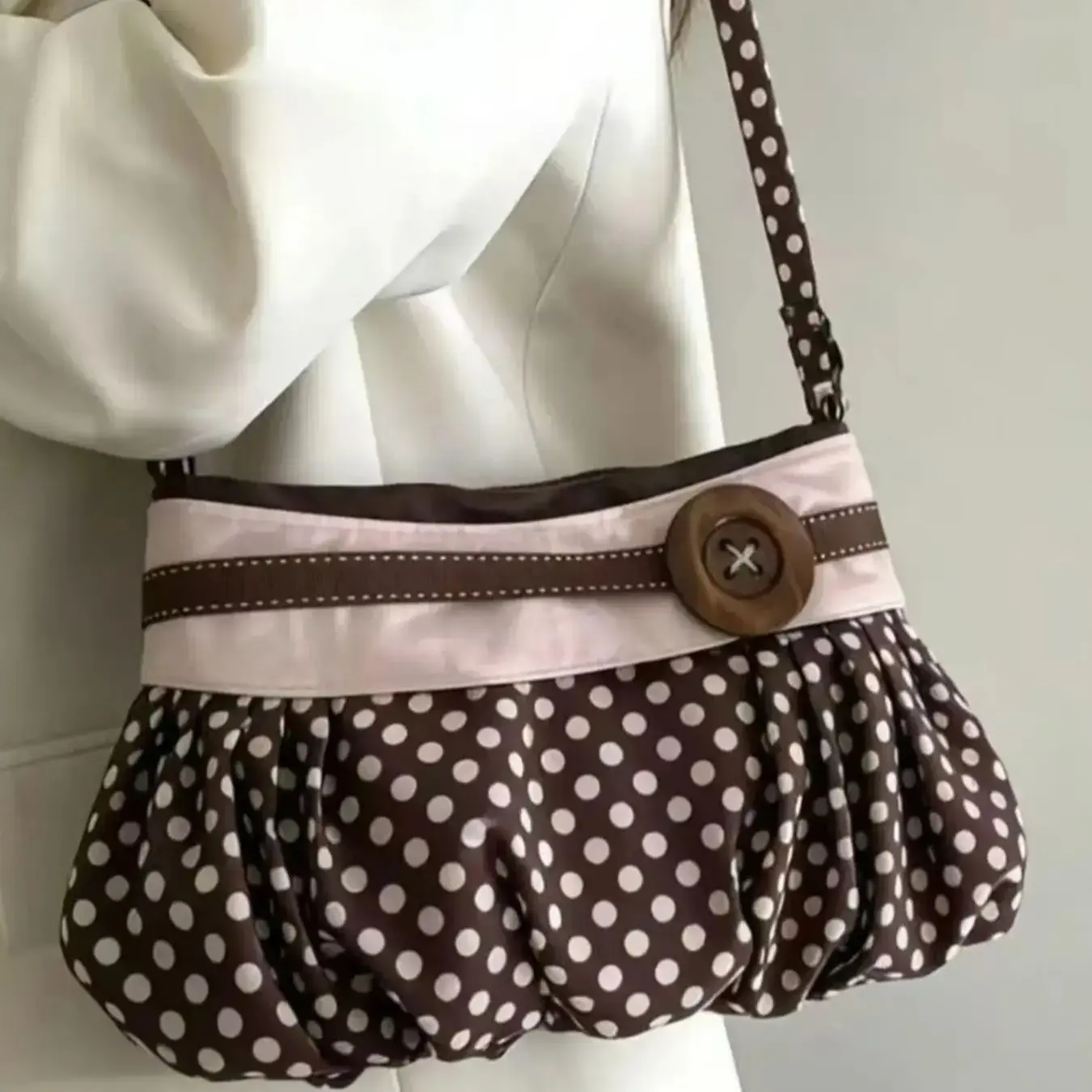 Women’s Retro Brown Polka Dot Shoulder Hobo Bag, Contrast Trim Oversized Wooden Button Fabric Purse, Lightweight Soft Foldable Crossbody Accessory For Daily City Walks Shopping Casual Outdoor Outings