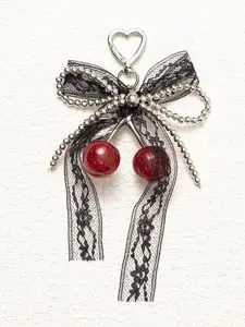 Niche three-dimensional exquisite fashion sweet strawberry pendant, personality classic red plaid lace bow decorative lanyard, sweet versatile bag accessories, suitable for daily bag matching, shopping and dating.