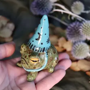 Wearing a hat frog resin ornaments, rural garden balcony micro-decoration, creative cute animal ornaments, suitable for succulent potted plants, rural style courtyard accessories.