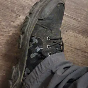 Large size comfortable men's anti slip and windproof high top lace up hiking boots, suitable for outdoor walking, running, and all season wear, motorcycle boots and military boots tactical boots