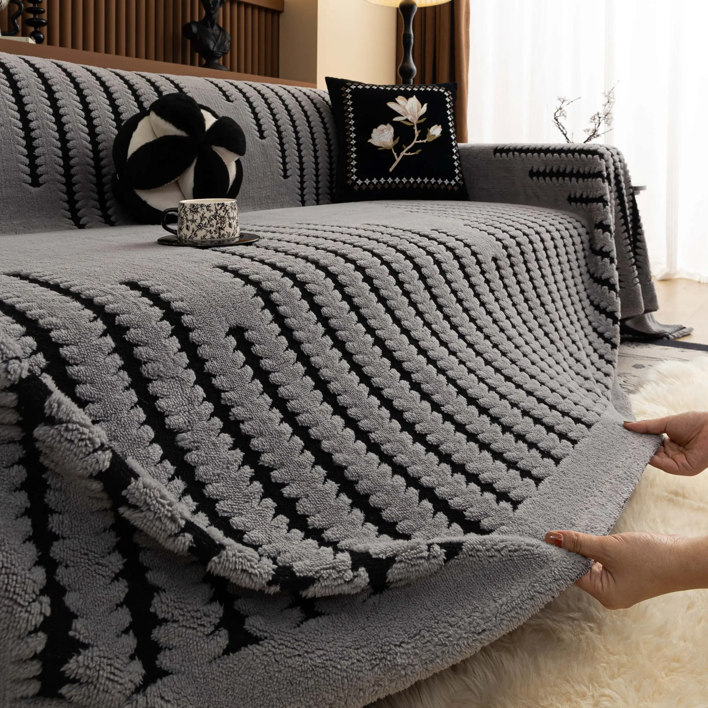 1 Pc Plush Sofa Cover with Modern Stripe Pattern, Dustproof Couch Protector Pad, Washable Sofa Throw, Pet Friendly Anti Scratch Furniture Slipcover, Furniture Slipcovers For Sofa Sectional, for Armchair Loveseat Sectional