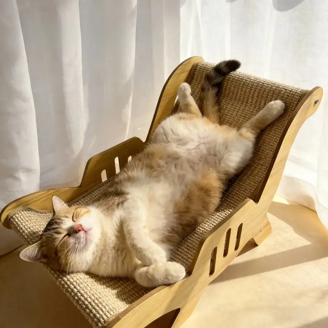 Sisal Cat Scratcher Lounge Bed, Wooden Frame Chaise Longue for Indoor Cats, Curved Scratching Board Cat Nap Chair, Durable Cat Scratch Furniture Protector, Cozy Cat Couch Sofa for Kitten & Large Cats, Perfect Cat Gift