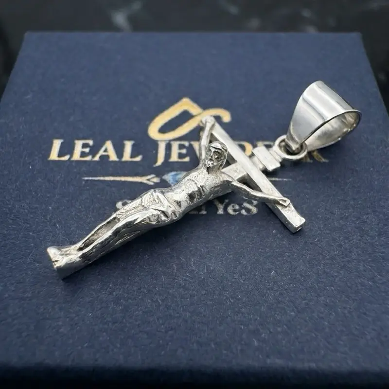 Leal Jewelry Dije de Plata - Cruz de Cristo en Platapara Joyería Religiosa