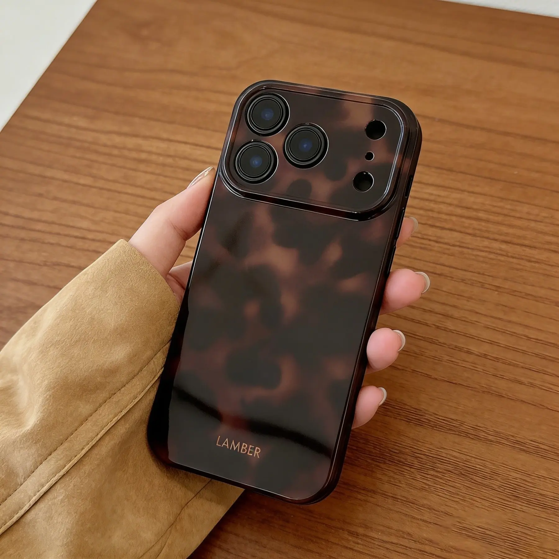Retro Chic Brown Tortoise Shell Phone Case Luxury LAMBER Logo Glossy Finish Full Lens Protection For iPhone 18/17/16/15/14/13/12 Samsung S26/S25/S24/S23/S22 Viral TikTok FYP Aesthetic Old Money Style Anti-Scratch Hard Case
