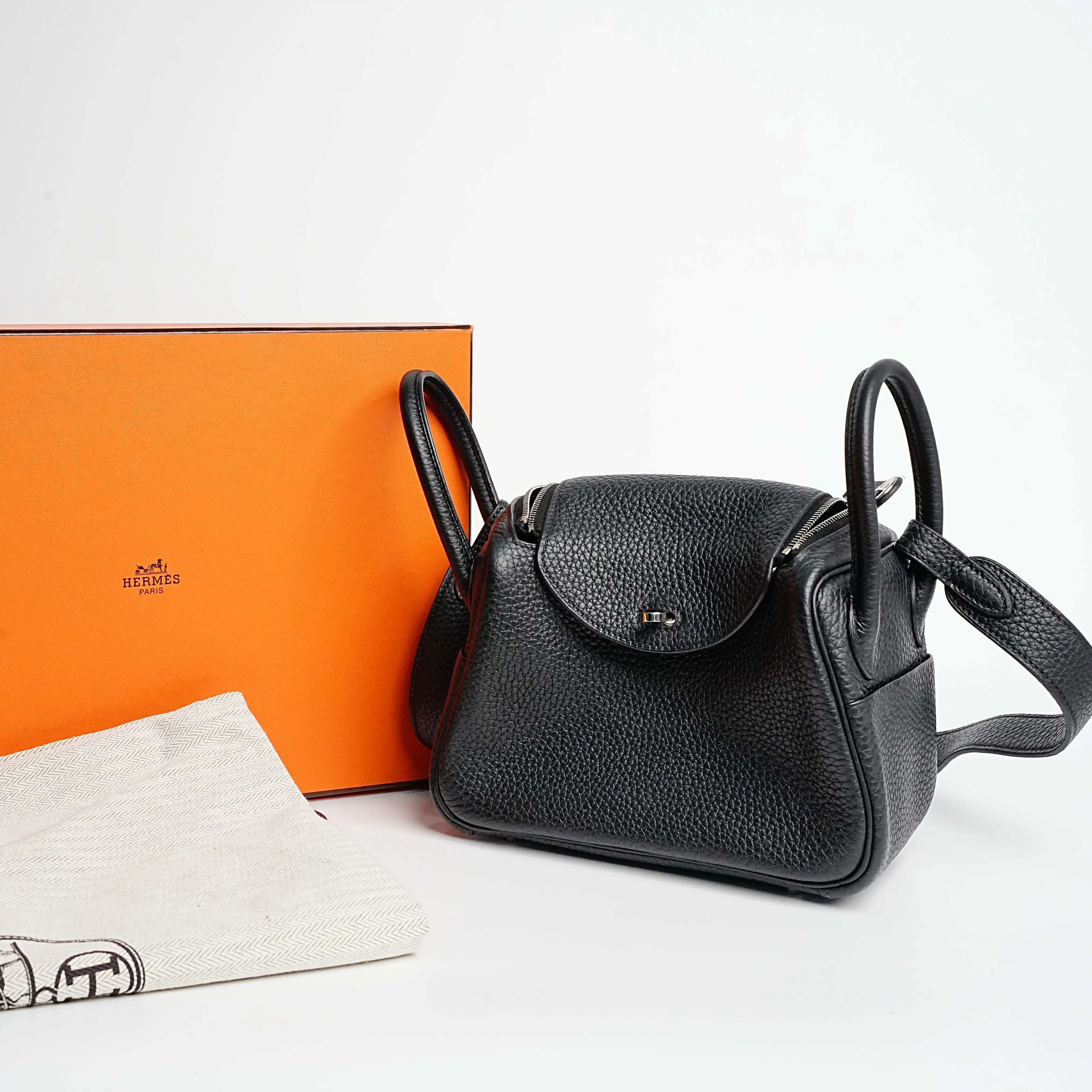 Pre-owned HERMÈS Black Taurillon Clemence Mini Lindy Handbag