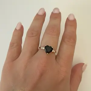 Dark Heart Ring for Valentine's Day Gift - Elegant Black Stone & Gold Accents - Perfect for Romantic Occasions