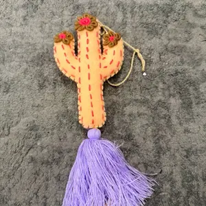 Colgantes bordados a mano