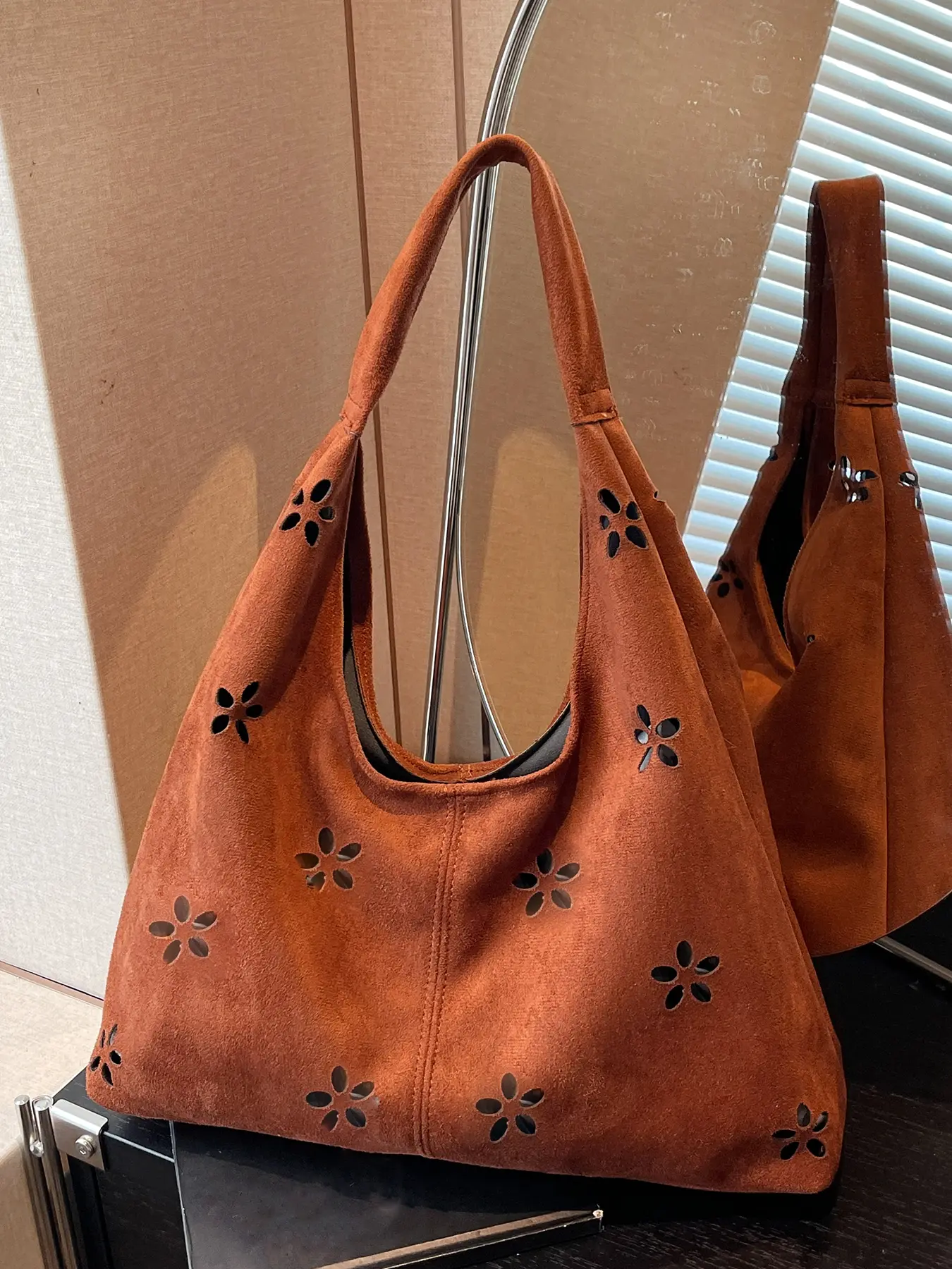 Trendy hollow petal one-shoulder underarm tote bag, retro casual handbag, Casual Trendy Purses, trendy texture, simple design commuter bag, suitable for daily matching, commuting, Casual Fashion Bag, Hobo Shoulder Bag