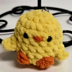 Adorable Plush Chick Keychain - Soft Yellow Chick with Orange Feet and Black Eyes for Cute Accessories