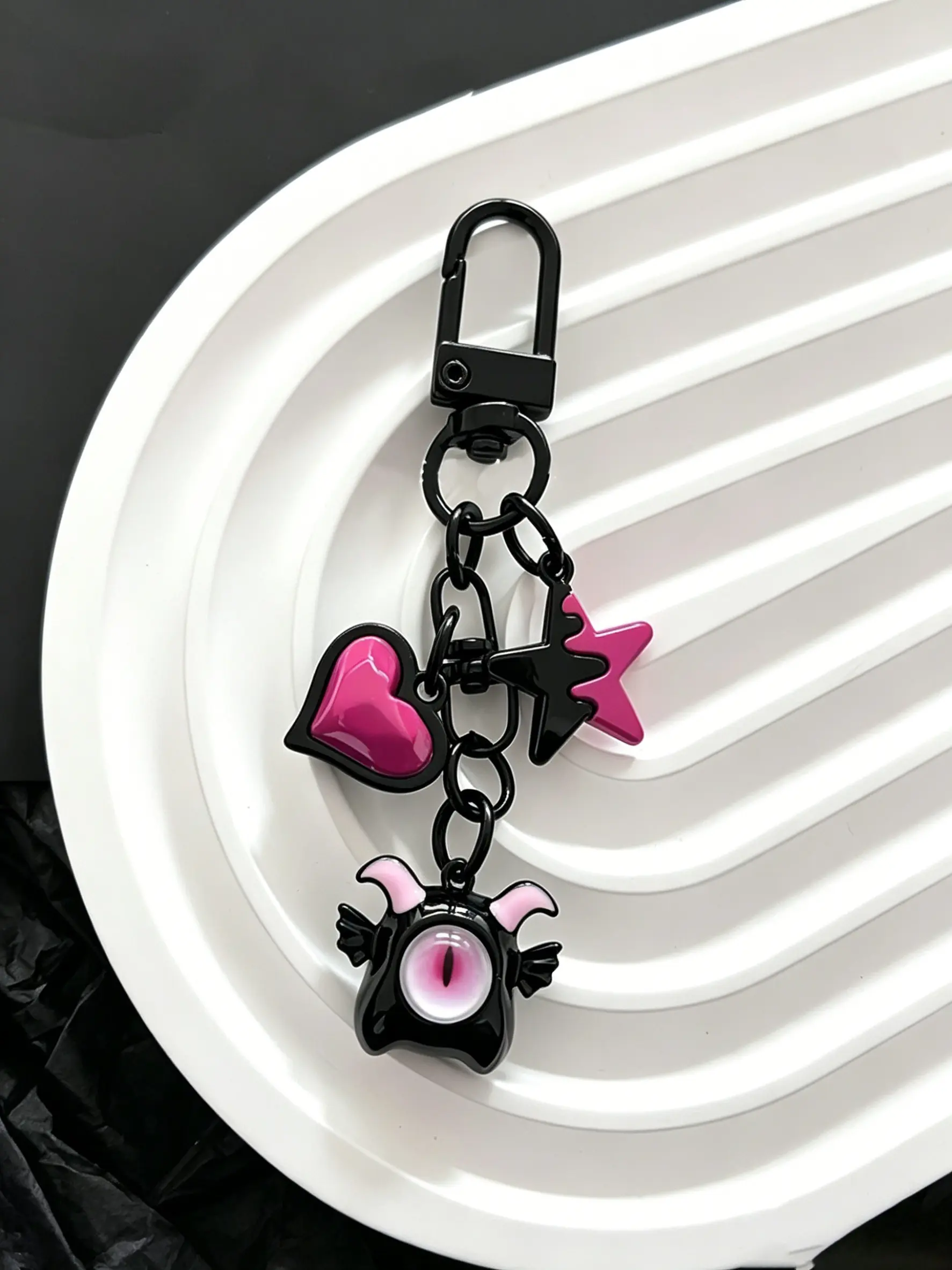 Bag Charm One-Eyed Little Monster Keychain, Stylish Keyring, 3d Heart & Star Accessories Available In Two Colors Dark Y2k Millennium Babe Style For Bags And Keys Subculture Enthusiasts, Sweet-And-Cool Girls, Students, Fashion Keychain