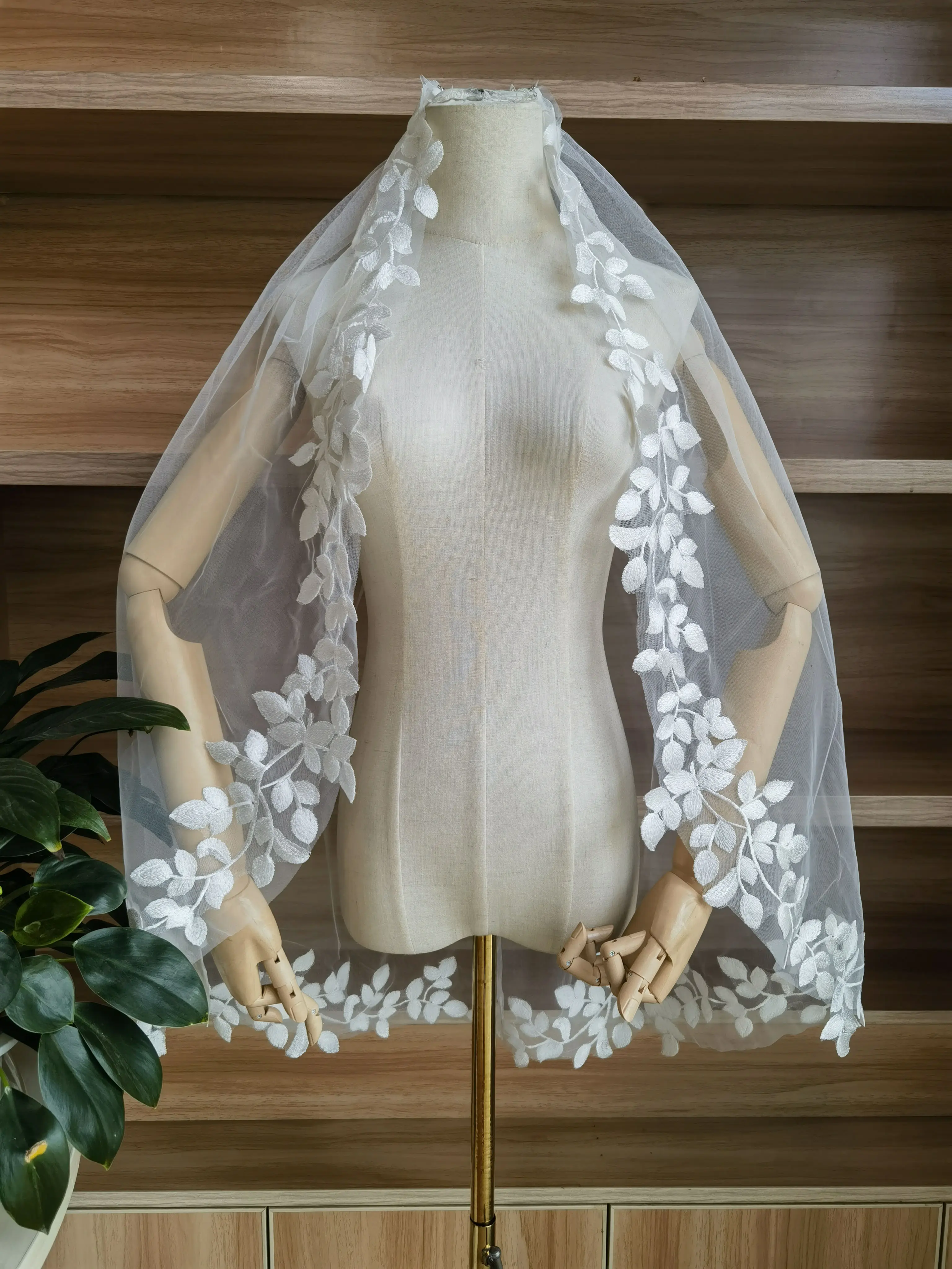 Unique leaf lace wedding veil, Vintage leaf veil romantic ivory wedding veil, Chapel veil, Fingertip veil, Short wedding veil, Beautiful embroidered veil for bride