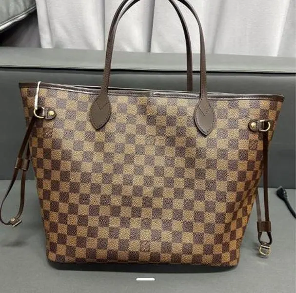 Pre-owned Louis Vuitton canvas tote bags, Neverfull, MM size capacity