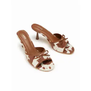 Cider COWHIDE PRINT BOWKNOT HEELED SANDALS