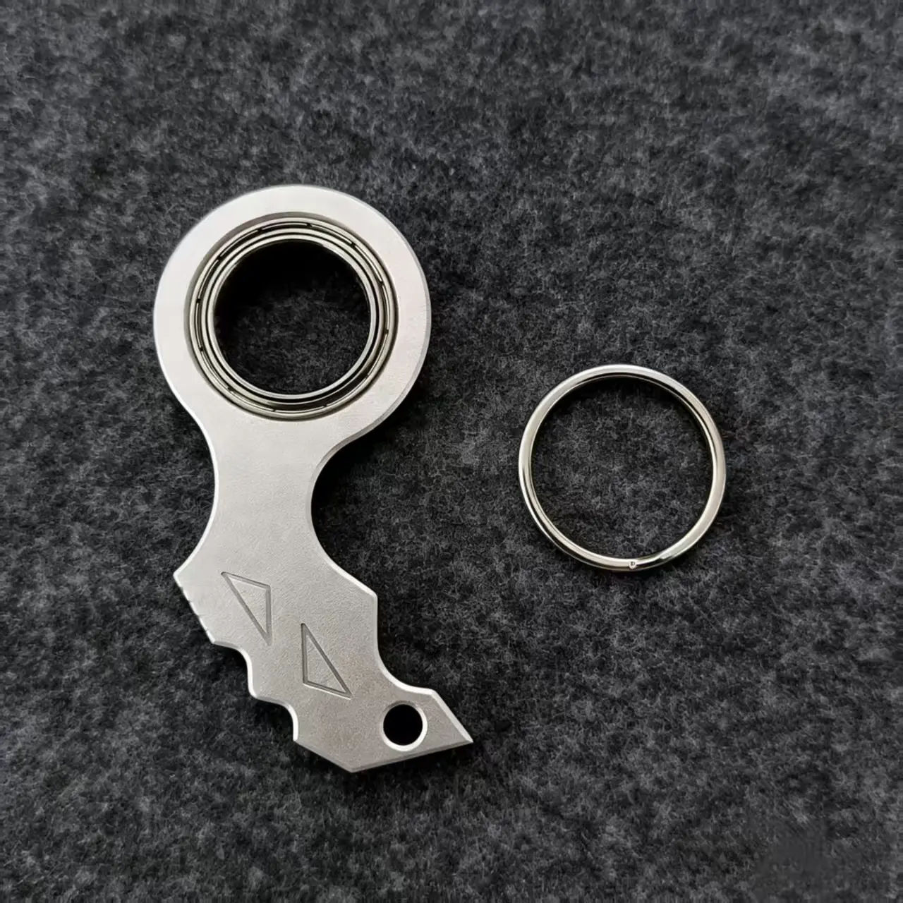 Novelty Keychains, Silent Karambit Shape Aluminum Alloy Spinner, Portable Anti-Anxiety Fidget Toy for Stress Relief