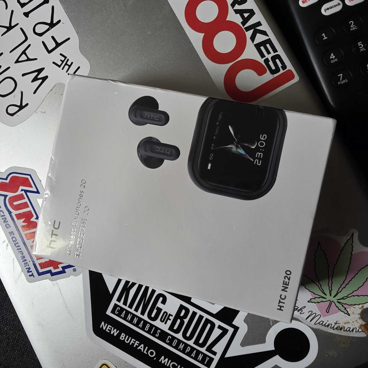 Audífonos sobre fondo blanco