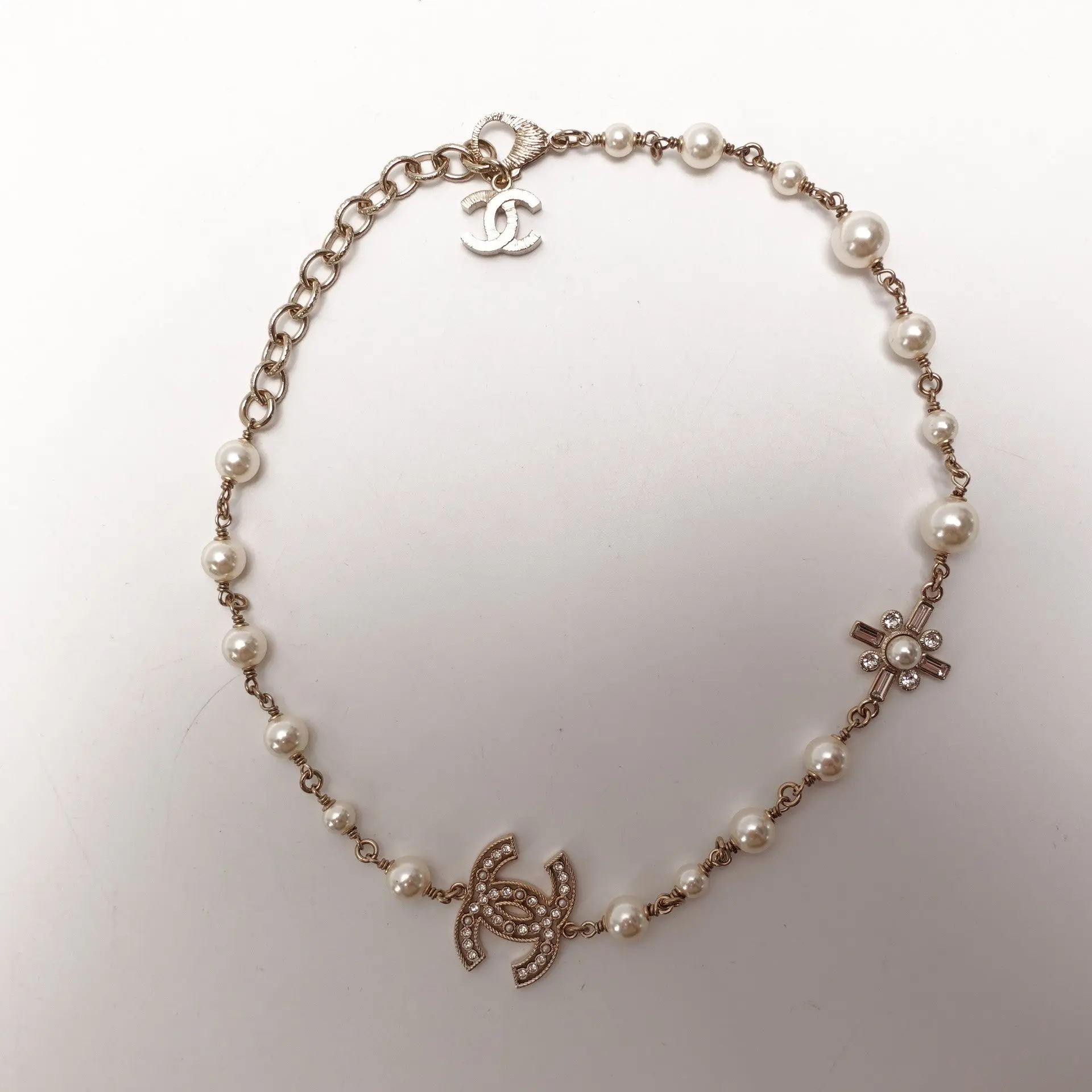 Pre-owned CHANEL Faux Pearl Crystal CC Necklace T10427776