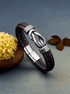 Western-style bracelet, a simple alloy and leather bracelet with a vintage braided leather design, a fashionable accessory for men.