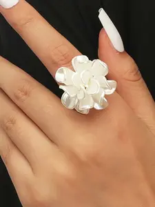 Elegant Faux Pearl Flower Brooch Pin, Fashionable Jewelry Accessory for Women, Stylish Design for All Occasions