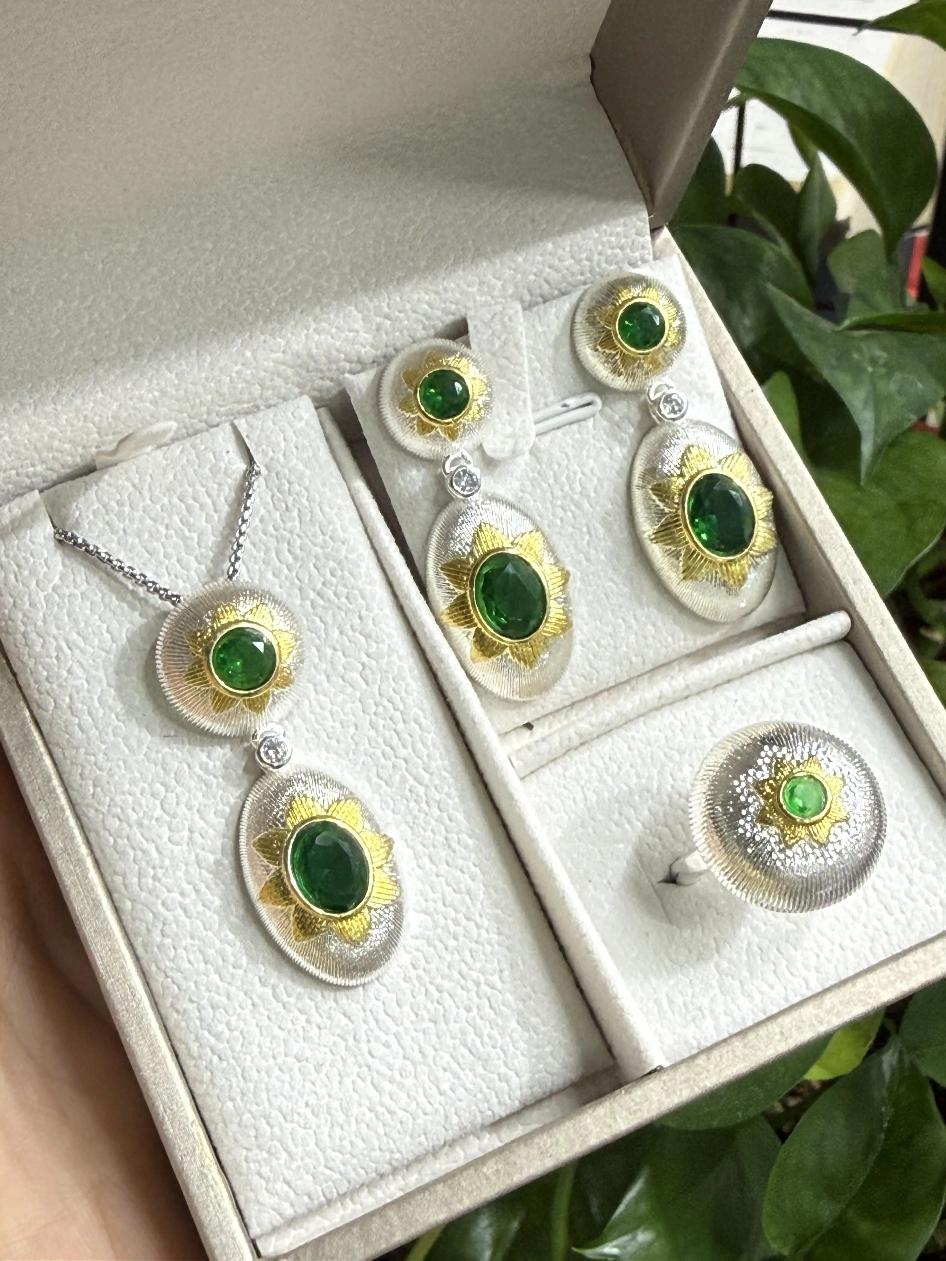 Iries(9194)gc.Vintage Green Jewl Set Cooper