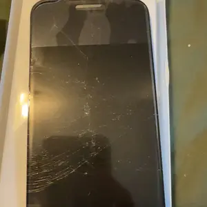 Product Review of [2PCS] FUNCAT GLOBAL Screen Protector-Dust-free Applicator FOR iPhone 17/16/15/14/13/12 "On SALE for NEW APPLE" (Reusable Easy Installation) Headset Covered, Fully Protection, Fingerprint-proof, Electroplated Layer, Tempered glass from ♌** ** L**n