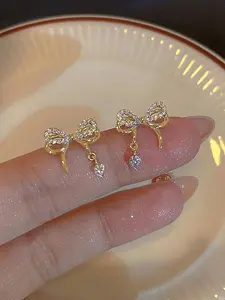 A pair of elegant and light luxury simple bow design ear studs that are sweet and versatile for women's daily commutes