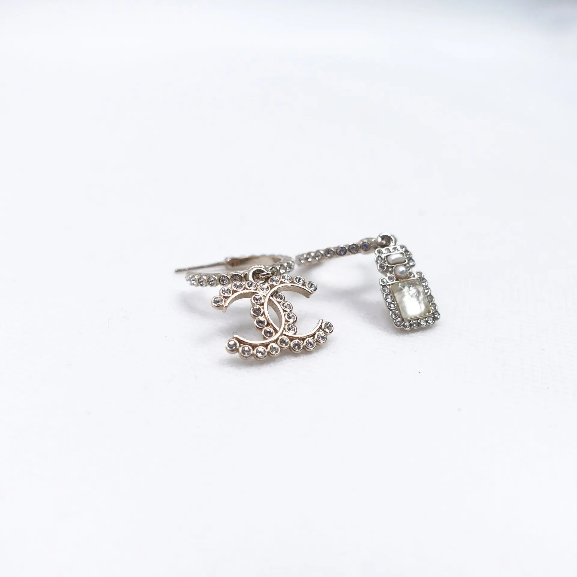 Pre-owned CHANEL Silver Tone Crystal Drop Earrings T10427786