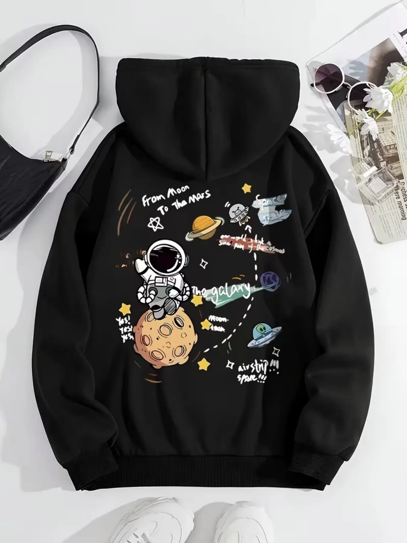 Women's Loose-Fitting Hooded Sweatshirt with Drawstring and Astronaut and Ufo Print, Casual Graphic Long Sleeve Pullover for Fall and Winter, Stylish Streetwear with Pocket