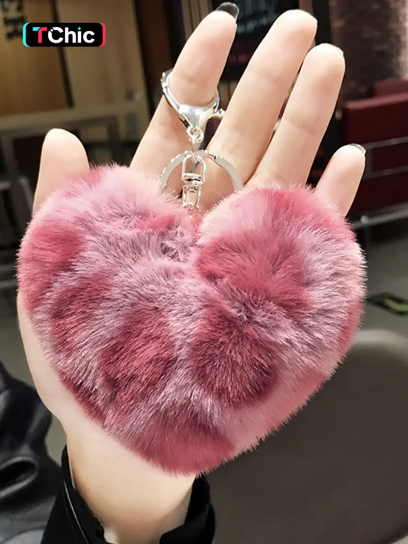 Leopard-Print Plush Heart-Shaped Pom-Pom Keychain Pendant, Keychain For Purse: A soft and cute pom-pom accessory for bags and keys. This fuzzy keychain is perfect for bags, keys, or car decorations—available in heart shapes
