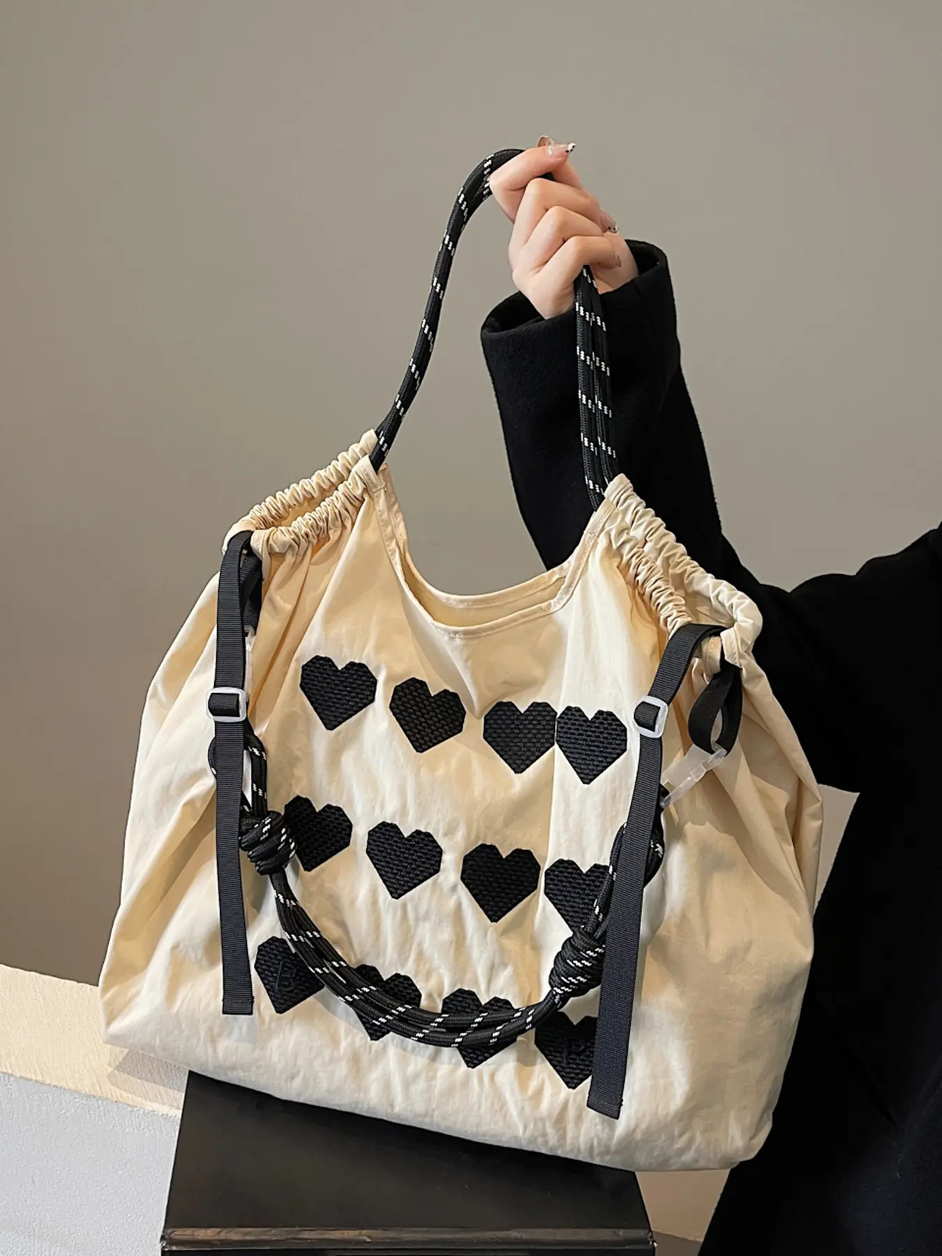 Niche design sweet and cool style heart pattern handbag, large capacity handbag shoulder bag, personalized fashionable shopping bag, soft texture, versatile and lightweight, suitable for shopping, travel, etc.