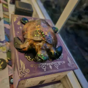 Epoxy Resin Tabletop Sea Turtle Ornament with Detailed Shell and Eye Design for Home Decor