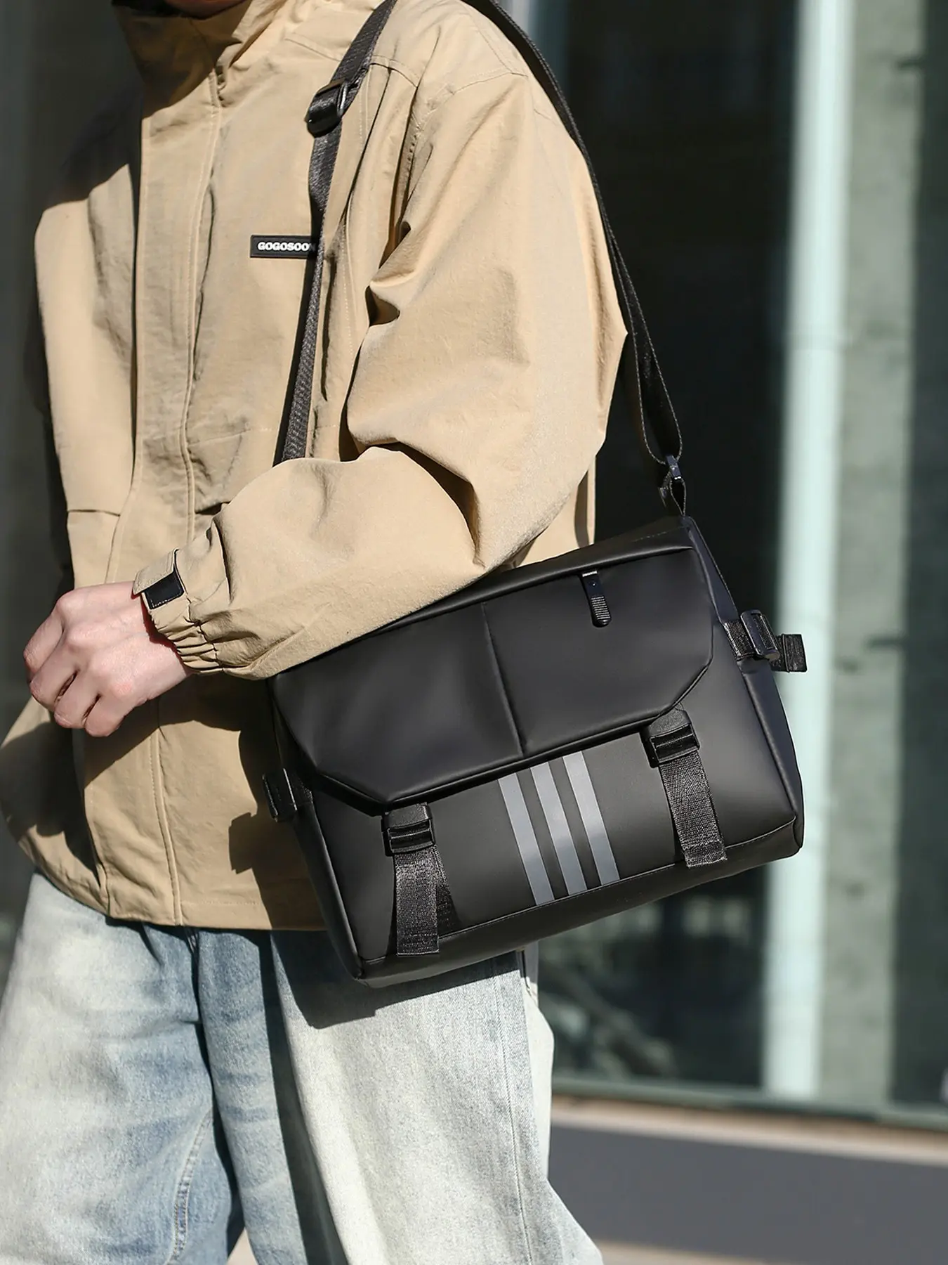 1PC Men's crossbody bag, shoulder bag, Crossbody Messenger Bag, Zippered sling bag, zipper closure flap, versatile, casual and simple, suitable for daily commuting and outdoor use, convenient for carrying on campus for students