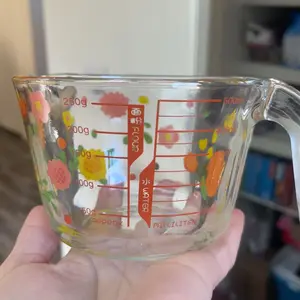 Covered Flower Glass Measuring Cup - Heat-resistant, Microwave-safe, BPA-free, Ideal for Baking, Cooking, and Morning Milk/Cold Drinks, Reusable Oval Design with Handle and Measurement Marks, Vibrant Floral Pattern