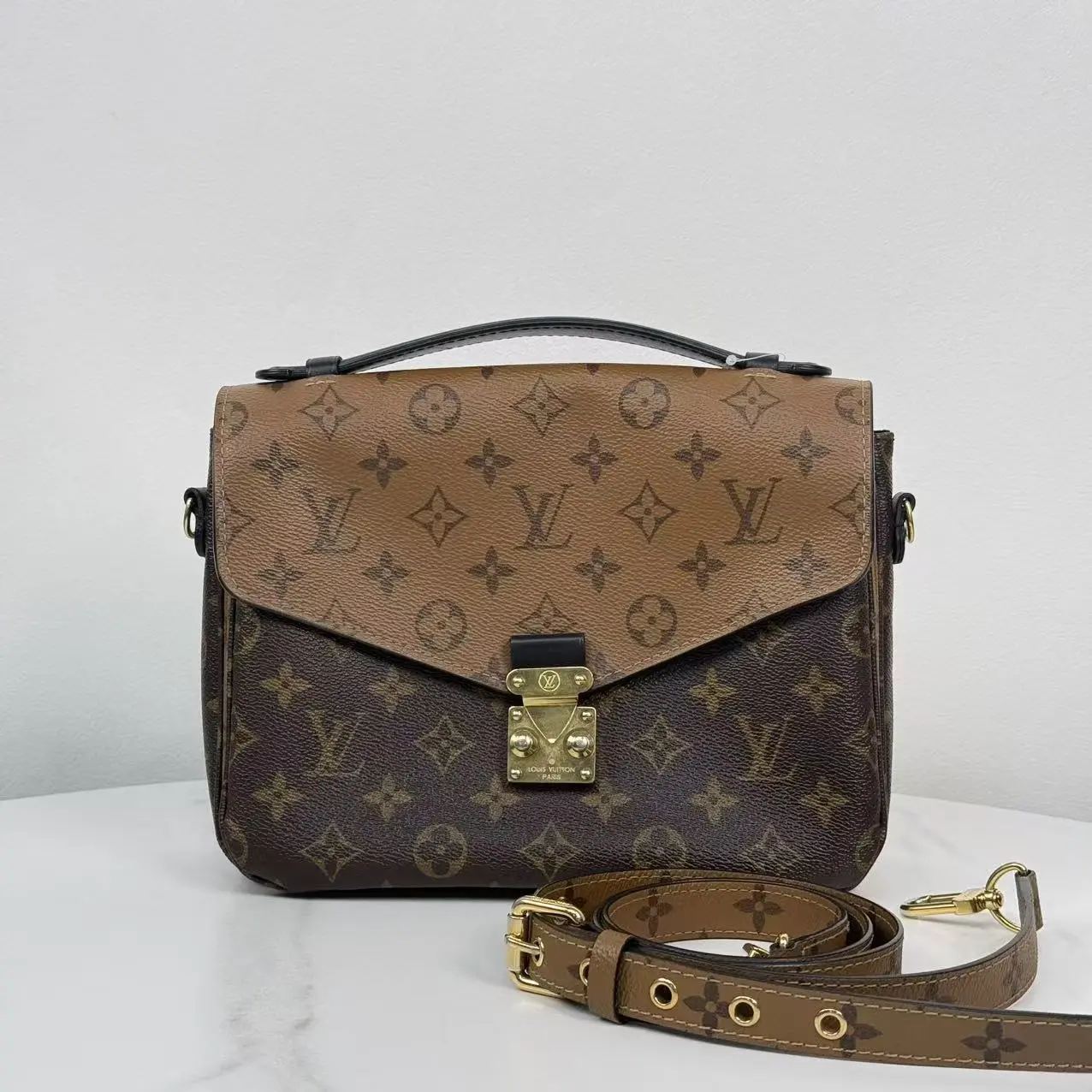 Pre-owned Louis Vuitton Monogram Reverse Pochette Métis 20831279