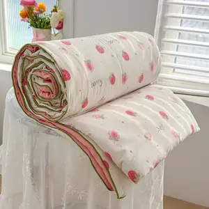 Strawberry pattern summer lightweight quilt, ultra-soft skin-friendly air conditioning quilt and summer cooling blanket, suitable for summer bedrooms, offices, beds, living roohome leisure use