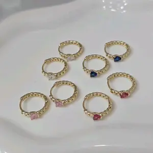 Minis argollas doradas tejidas con corazones de diferentes colores . Perfectas para niñas. Laminadas de alta calidad