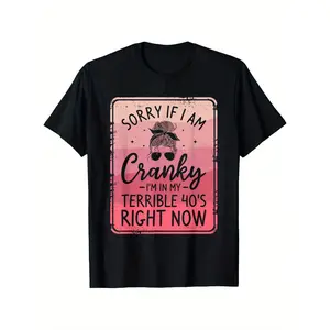 [Plus Size Graphic Tee] Black Cotton Women's Plus Size Casual Graphic T-Shirt - 'SORRY IF I AM' with Vintage Messy Bun Illustration, Gradient Pink Background, Loose Fit, Round Neck
