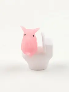 1pc Adorable Pig Figurine Perched on a Toilet - a PVC Decoration for Your Bathroom, Suitable for Desktop Or Wall Display, Perfect for Home Office Desks And Living Room Decor, As Well As Bathroom Additions And Decorative Statues