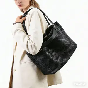 Elegant Woven Leather Shoulder Bag for Women Large Capacity Tote Stylish Durable Design Perfect for Everyday Use