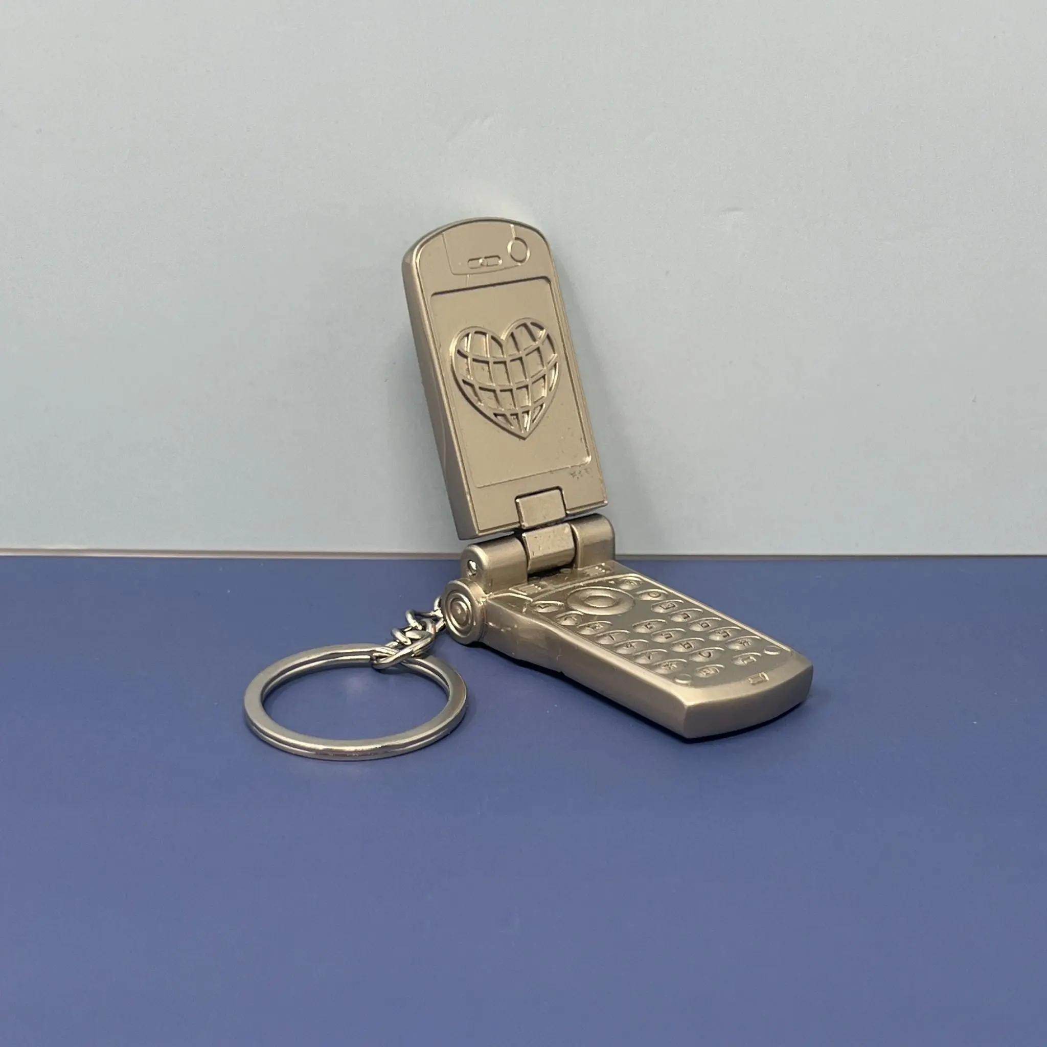 Y2K Flip Phone Keychain – 90s Style Retro Cell Phone Bag Charm for Nostalgic Accessories