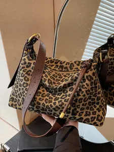 Textured leopard print tote bag, Hobo crossbody bags, casual versatile one-shoulder crossbody bag, wide shoulder strap commuter bag, Fashionable Patterned Bag, suitable for commuting, shopping and other scenarios