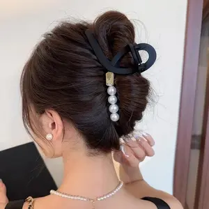 Elegant Pearl Hairclaw - Stylish Hair Accessory for Versatile Hair Styling