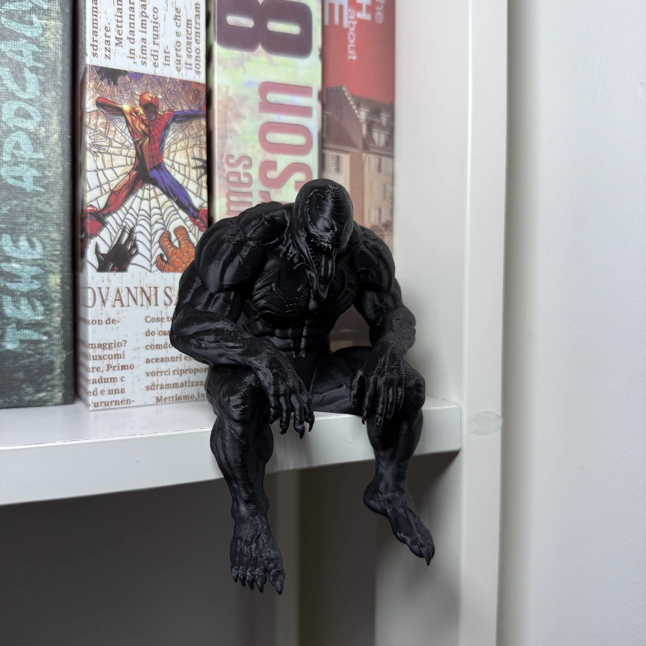 Muscular Black Symbiote Monster Shelf Sitter Statue, 3D Printed Dark Alien Creature Sitting Book Edge Figurine, Solid Black Resin Desktop Ornament, Cool Gothic Sci-Fi Bookshelf Decor Gift For Comic Collectors